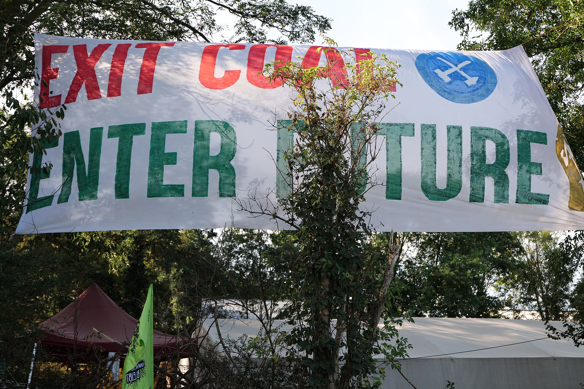 &quot;Exit Coal - Enter Future&quot; steht auf einem Banner in Lützerath